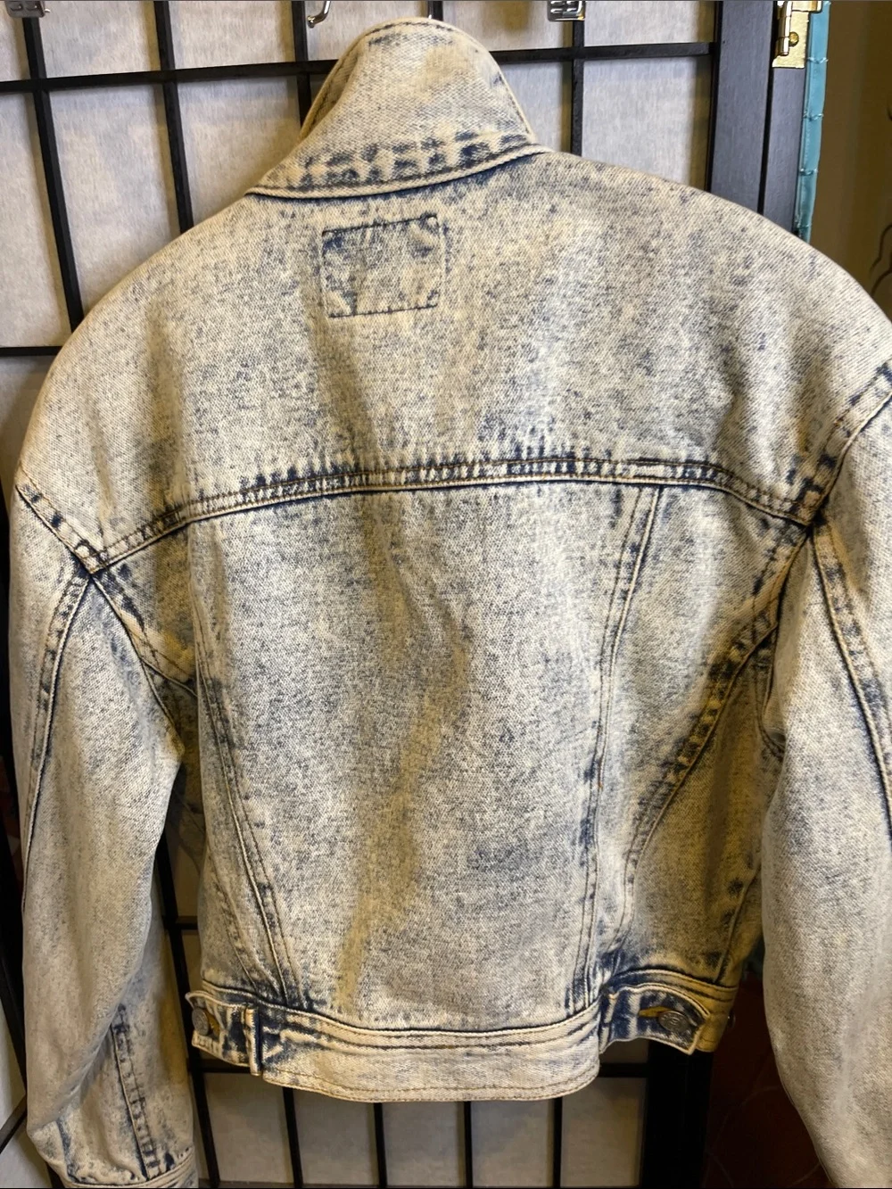 Dakota Blue   Standard vintage cropped acid-wash denim jacket.